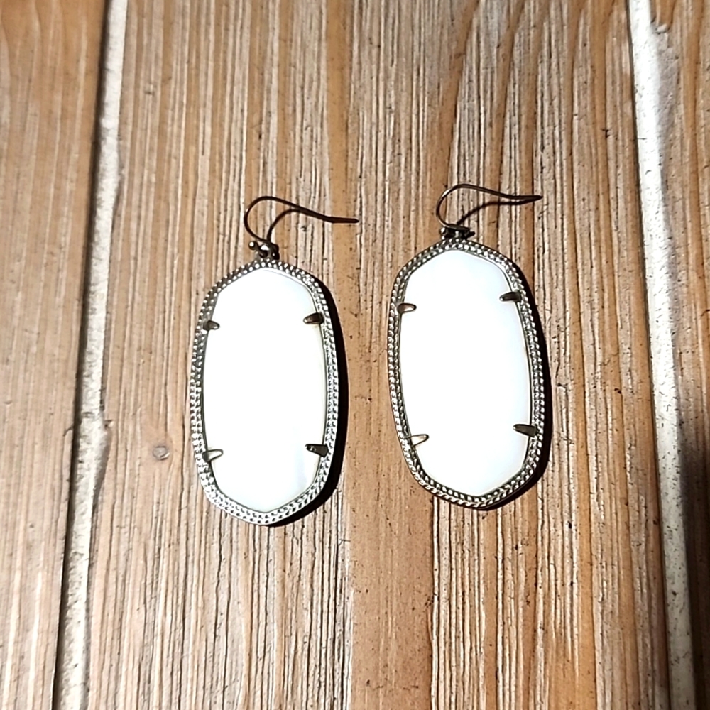 Kendra Scott White Earinge